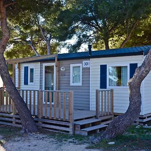 martigues-camping-de-larquet.fr-provencehotel.com/